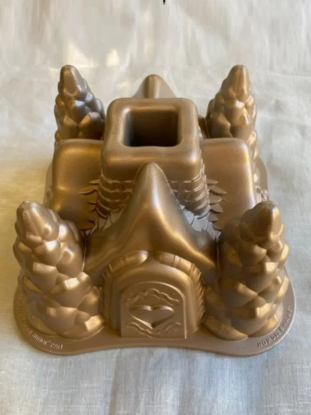 Nordic Ware Hansel & Gretel gingerbread cottage house 10 cup 2.6L bundt cake pan